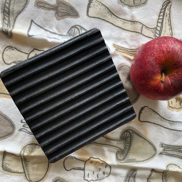 *Sold* Cast Iron Sandwich Press - Picture 7 of 8